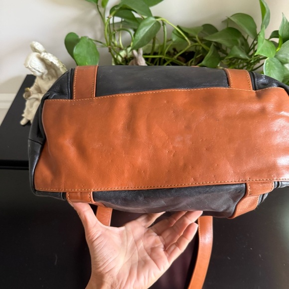 VILLAGE TANNERY Designs by Sevestet New York All Leather Messenger Tote XL - Picture 3 of 12